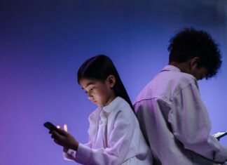 Regeringen startar en utredning om åldergräns på smartphones Regering åldergräns smartphone